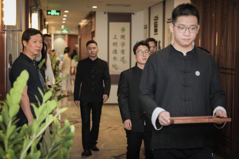 罗湖区委统战部副部长、工商联党组书记叶志伟一行到杏彩娱乐调研