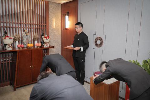 罗湖区委统战部副部长、工商联党组书记叶志伟一行到杏彩娱乐调研