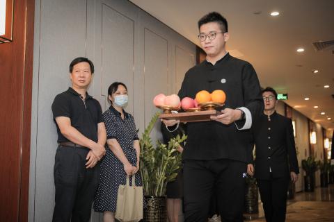 罗湖区委统战部副部长、工商联党组书记叶志伟一行到杏彩娱乐调研