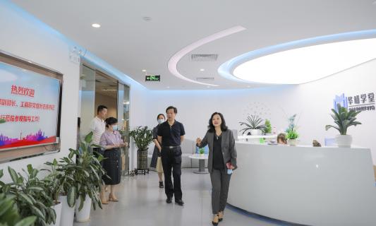 罗湖区委统战部副部长、工商联党组书记叶志伟一行到杏彩娱乐调研
