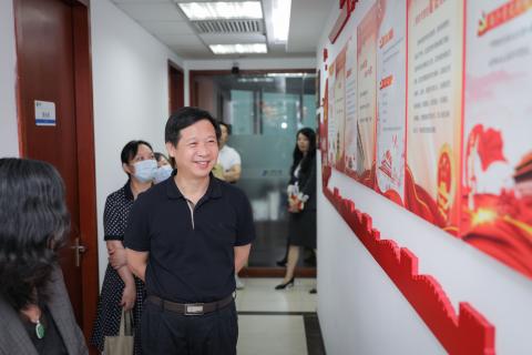 罗湖区委统战部副部长、工商联党组书记叶志伟一行到杏彩娱乐调研