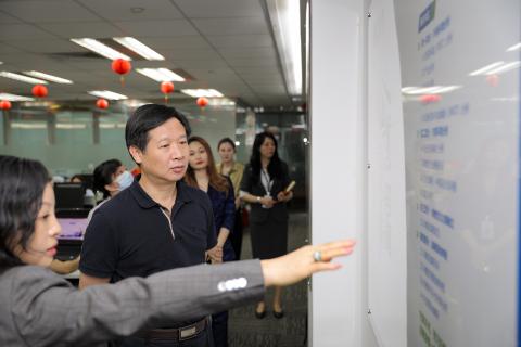 罗湖区委统战部副部长、工商联党组书记叶志伟一行到杏彩娱乐调研