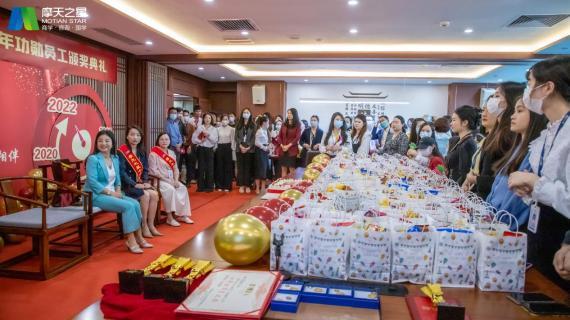 “ 感恩有你 · 一路相伴 ”杏彩娱乐10年功勋员工颁奖典礼圆满举办